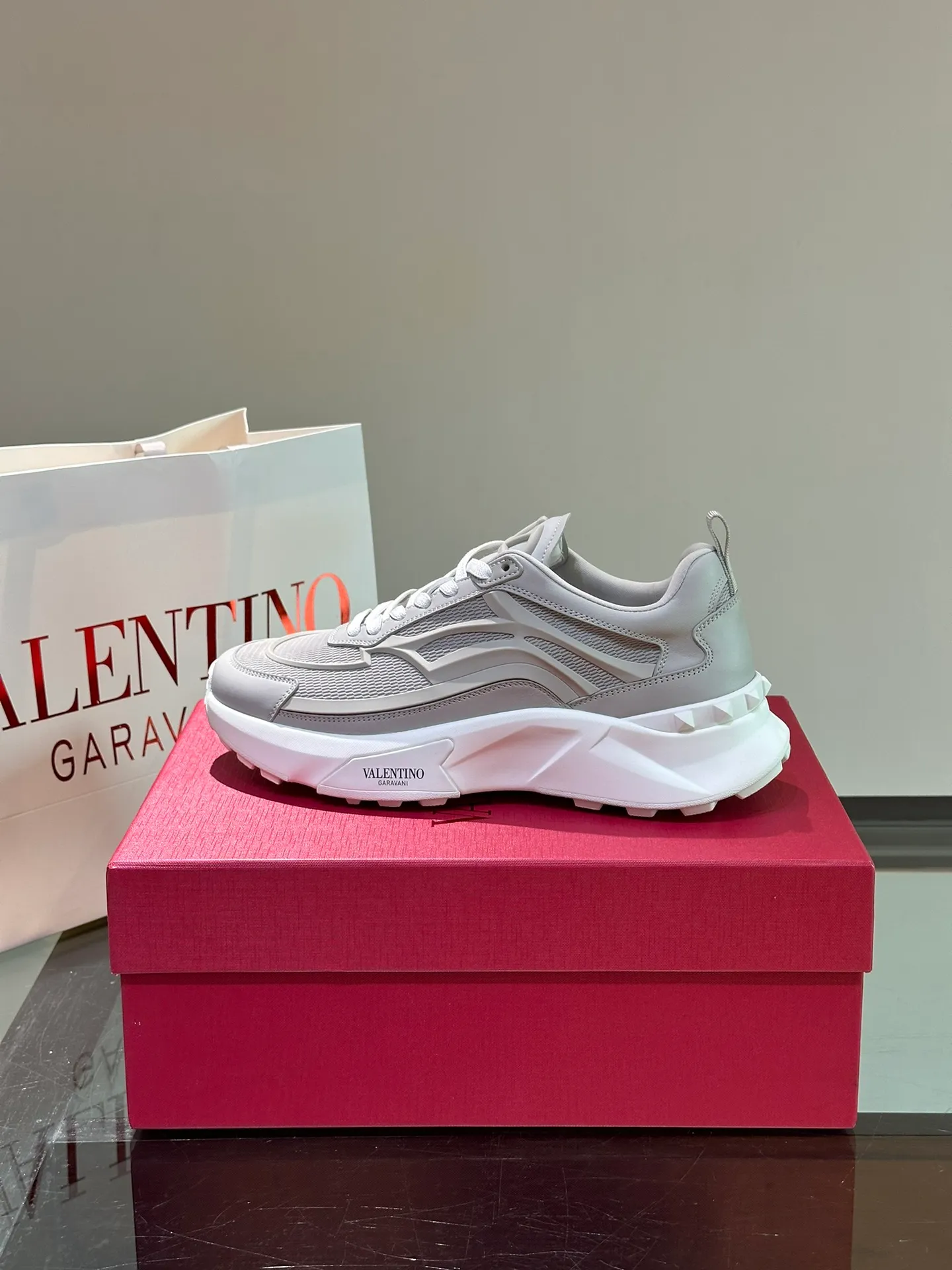 P500¥ Valentino/Valentino GaravaniTotaloopV logo new sports shoes, with leather details, silk screen printing on the tongue, combined with outsole, really easy to wear and very comfortable ~ Comes with 5 cm height increase✔️A must-have pair for fashionable men and beautiful women in summer! Size: 38-46